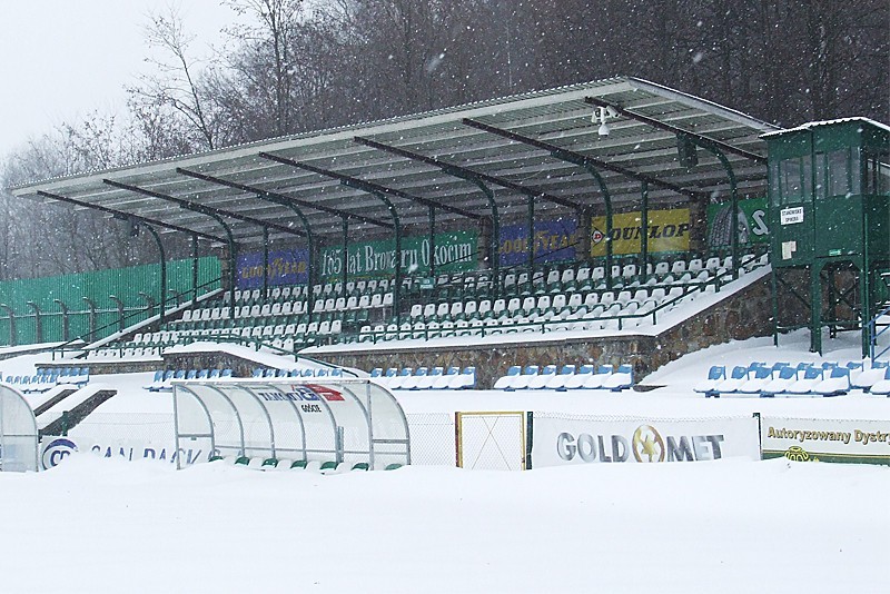 Okocimski Brzesko - Bogdanka Łęczna: Stadion &quot;Piwoszy&quot; w śniegu [ZDJĘCIA]