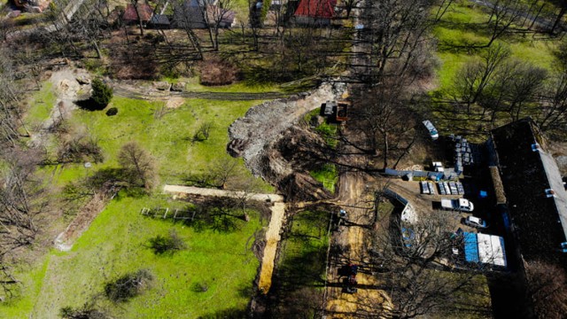 Trwa drugi etap rewitalizacji parku w Kościelcu w Chrzanowie, m.in. odtwarzane są historyczne alejki parkowe