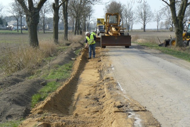 Wiosną gmina Skrwilno przebudowała 2 km swojej drogi w Kotowach. Teraz dokłada do powiatowej inwestycji, która obejmuje przebudowę niemal 2 km dróg w Skrwilnie. Chodzi o ulice Szeroką, Rypińską i Bieżuńską.