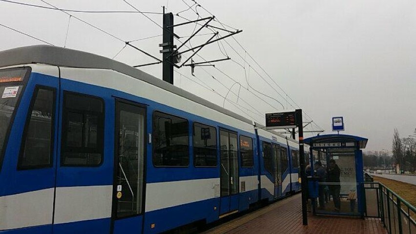 Zerwanie sieci trakcyjnej na al. Jana Pawła II w Krakowie, nie kursowały tramwaje