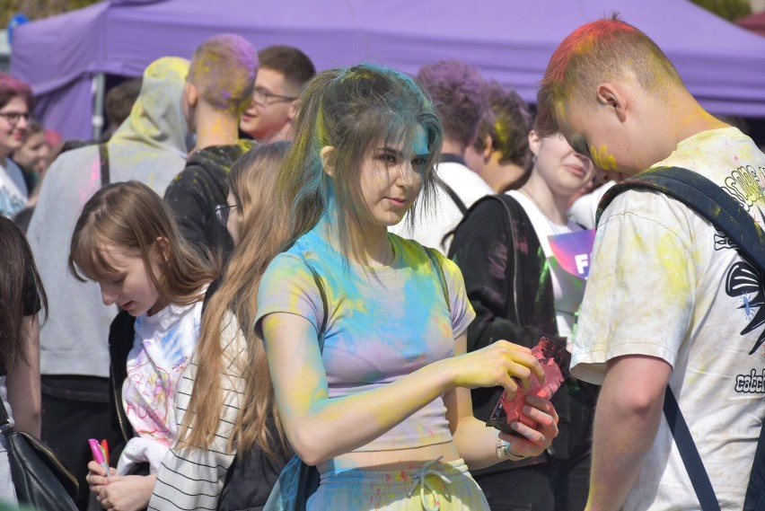 Kolorowe proszki poszły w ruch! Holi  Święto Kolorów zagościło w Chełmie. Zobacz zdjęcia