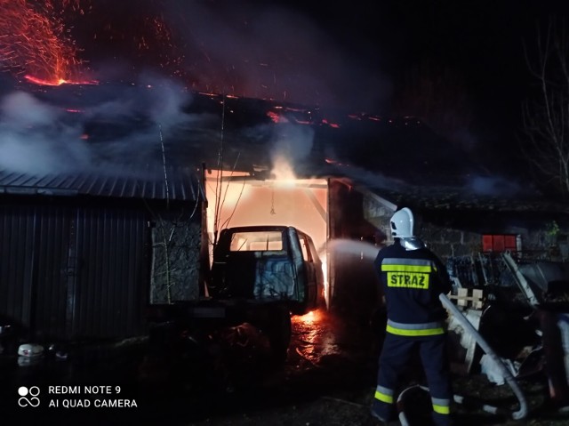 Strażacy z Powiśla Dąbrowskiego walczyli z pożarem budynku gospodarczego w Skrzynce