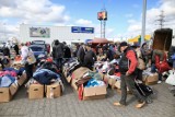 Coraz bliższy koniec Pchlego Targu przy poznańskiej M1! Giełda staroci zmieni swoje miejsce. Nie wszyscy klienci wyrażają zadowolenie