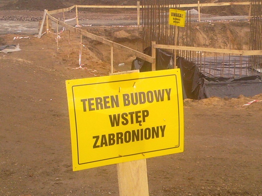 Teren budowy jest oznaczany ze wszystkich stron takimi...