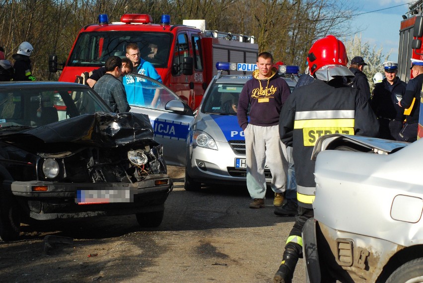 Wypadek w Wilczy: Zderzenie dwóch samochodów i motocykla