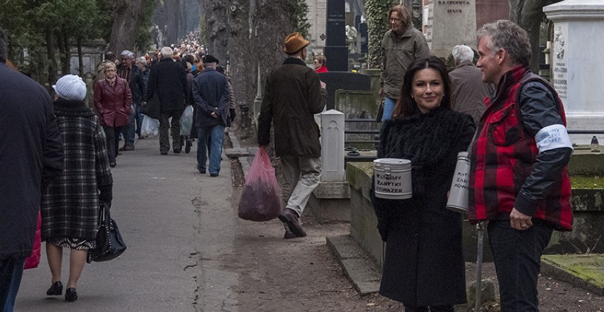 Artyści i politycy zbierają pieniądze na odnowienie zabytkowych grobów na Powązkach - 1-11-2013