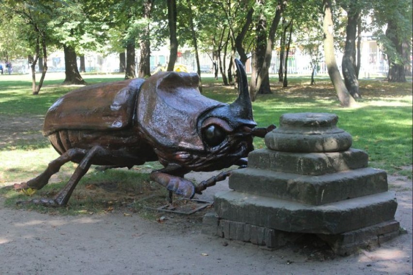 Owady - giganty w parku przy Starym Browarze zostaną na dłużej!
