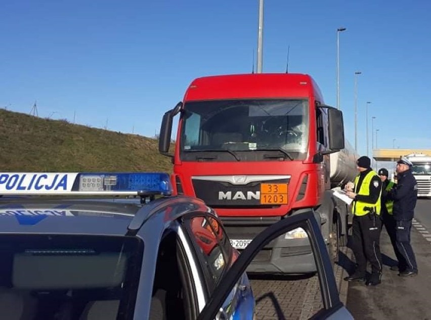 Policjanci i funkcjonariusze Służby Celno-Skarbowej kontrolowali kierowców ciężarówek