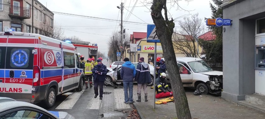 Wypadek na skrzyżowaniu w Zelowie, 28.11.2020. Ranni zabrani do szpitala