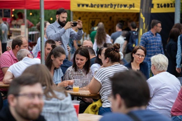 Tegoroczny festiwal "Beergoszcz" jest jubileuszowy - to już dziesiąta jego edycja. Impreza zaczęła się w piątek (2.07) na terenach przed Artego Areną przy ul. Toruńskiej w Bydgoszczy.