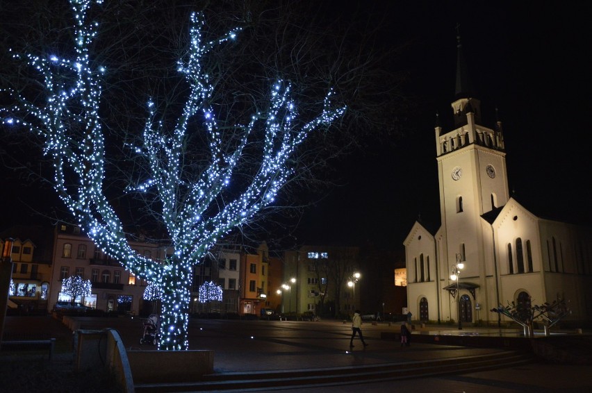 W Bytowie czuć już święta. Zamontowane zostały dekoracje (FOTO)