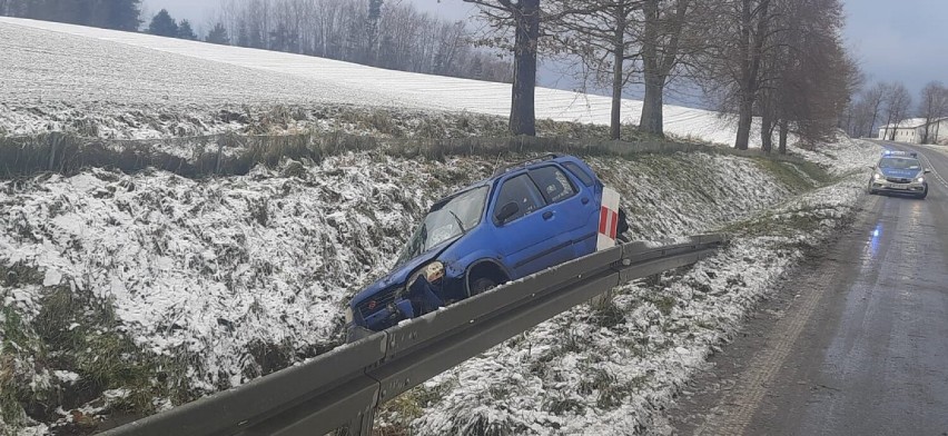 Pasłęk. Zimowa aura  zaskoczyła nastoletniego kierowcę 