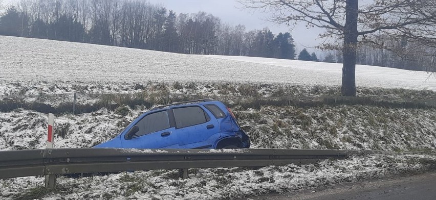 Pasłęk. Zimowa aura  zaskoczyła nastoletniego kierowcę 