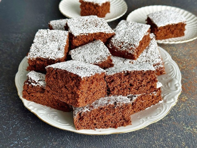 Najlepsze i najprostsze ciasto czekoladowe. Zrobisz je w 5 minut i upieczesz w 30 min. Zobacz, jak łatwo je przygotować. Kliknij w galerię i przesuwaj zdjęcia strzałkami lub gestem.
