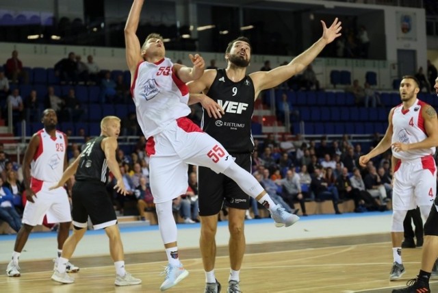 W pierwszym dniu XVII Memoriału Wojtka Michniewicza Polski Cukier Toruń przegrał z VEF Ryga 71:78. Dziś mecz przeciwko KK Cibona Zagrzeb.

Kibice oglądający mecz Polskiego Cukru z VEF Ryga zobaczyli w  Arenie Toruń nie tylko tych nowych zagranicznych zawodników swojej drużyny, którzy wzięli udział już w poprzednich meczach sparingowych, ale i Alade Aminu, podkoszowego, który dopiero w ostatnich dniach przyjechał do Torunia.

W Arenie Toruń byli obecni także krajowi koszykarze - z Chin powrócili bowiem reprezentanci Polski uczestniczący w mistrzostwach świata. Aaron Cel, Karol Gruszecki i Damian Kulig dopiero w środę, kilka godzin przed memoriałowym meczem, odbyli pierwszy trening z zespołem, w związku z czym nie zagrali w meczu przeciwko VEF Ryga, a jedynie zasiedli na ławce rezerwowych, zresztą w zwykłych ubraniach. Wcześniejsze zajęcia były pierwszymi, podczas których Polski Cukier ćwiczył w pełnym składzie.

Mecz z silnym przeciwnikiem, jakim jest VEF, nie ułożył się po myśli torunian. Jeszcze w końcówce drugiej kwarty Polski Cukier przegrywał tylko 34:36, ale dwa rzuty z dystansu dały gościom osiem punktów przewagi do przerwy. W trzeciej kwarcie drużyna z Łotwy potrafiła powiększyć prowadzenie nawet do dwudziestu punktów. Przed ostatnią kwartą było 47:62, ale mimo to w końcowych dziesięciu minutach Twarde Pierniki zdołały mocno zagrozić VEF. Na 90 sekund przed końcem było już tylko 71:73. Ostatecznie łotewski klub utrzymał, a nawet powiększył niewielką przewagę i wygrał 78:71.

Najwięcej punktów dla Polskiego Cukru zdobył w środowym meczu Keith Hornsby - siedemnaście.

Wcześniej odbył się otwierający memoriałowe granie mecz Anwil Włocławek - KK Cibona Zagrzeb, w którym padł wynik 89:84.  

W czwartek drugi i zarazem ostatni dzień turnieju. O17 VEF Ryga zagra z Arką Gdynia, a o 19 Polski Cukier Toruń z KK Cibona Zagrzeb.

Polski Cukier Toruń - VEF Riga 71:78
Polski Cukier: Hornsby 17, Weaver 15, Schenk 12, Aminu 11, Wright 8, Perka 6, Ratajczak 2

POLUB NAS NA FACEBOOKU


 
Nie wiesz, jak skorzystać z PLUSA? Kliknij TUTAJ, a dowiesz się więcej!

Co dostanę w ramach abonamentu?Dlaczego mam płacić za treści w sieci?Najczęstsze pytania