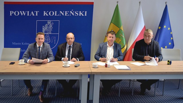 Umowy podpisali przedstawiciele wykonawców, a w imieniu Zarządu Powiatu Kolneńskiego dyrektor Powiatowego Zarządu Dróg w Kolnie Grzegorz Kulągowski.
