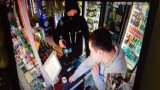 Napad z bronią w ręku na Pradze. Niesamowita reakcja pracownika sklepu! [WIDEO]