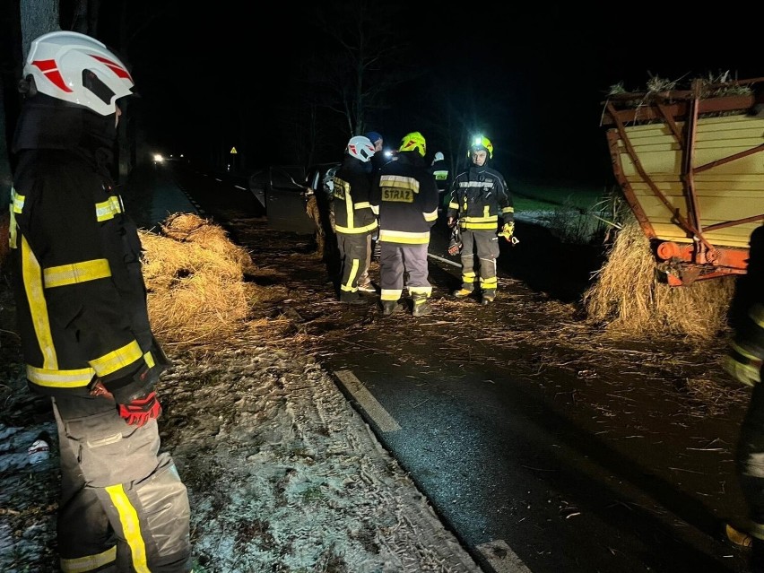 Groźny, wieczorny wypadek w powiecie kolneńskim. Zderzenia ciągnika z naczepą i dwóch osobówek. Zobacz zdjęcia