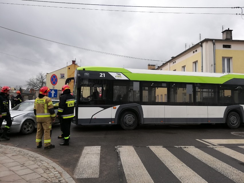Wypadek z udziałem autobusu MZK w Tomaszowie Maz. Jedna osoba ranna [ZDJĘCIA, FILM]