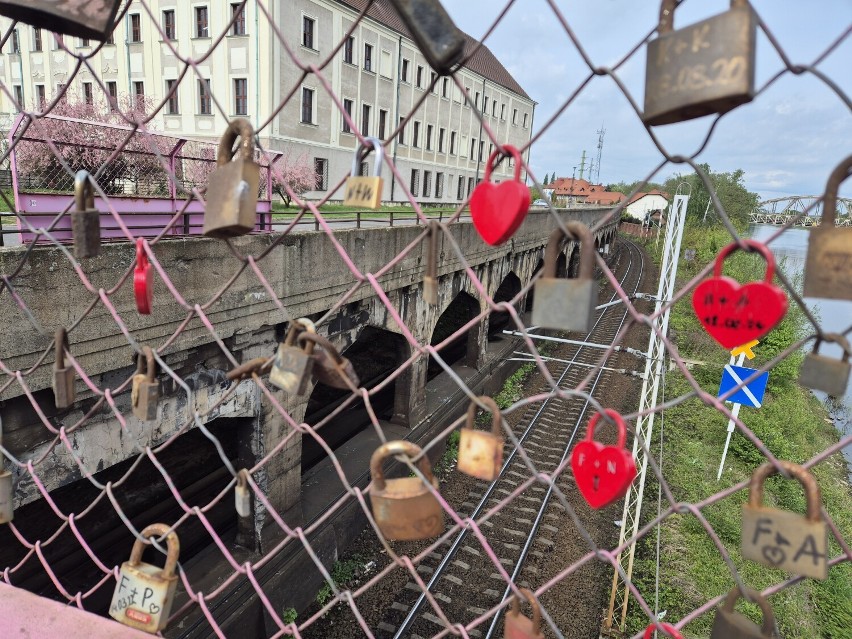 Z mostu na Odrze znikną kłódki "miłości"