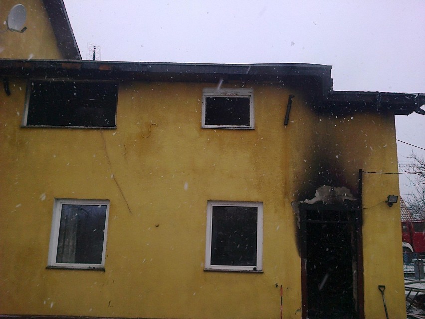 Ryjewo: Pożar budynku mieszkalnego w Ryjewie. Jedna osoba trafiła do szpitala [ZDJĘCIA]