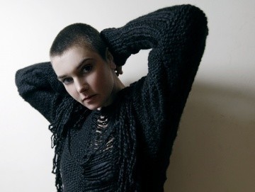 Sinead O'Connor nie da pomylić się z żadną inną postacią na scenie muzycznej. To wokalistka obdarzona niezwykle wrażliwym, łamiącym ludzkie serca, a jednocześnie psychodelicznym i niepokojącym, głosem.
Artystka ma na koncie kilkanaście autorskich albumów, ostatni "How About I Be Me (And You Be You)?" pochodzi z 2012 roku.
 
Muzyczna kariera Sinead rozkwitła dzięki pierwszemu hitowi "Mandika" w 1987
roku, a multiplatynowy sukces płyty "I Do Not Want What I Haven't Got" z
niezapomnianą wersją utworu Prince'a "Nothing Compares 2 U" umocnił jej
pozycję we współczesnej muzyce popularnej. Następne lata to liczne kolaboracje oraz wydawanie kolejnych albumów, w których eksperymentowała z tak odległymi muzycznymi gatunkami jak irlandzki folk "Sean-Nós Nua" (2002), czy roots reggae "Throw Down Your Arms" (2005). Na swoim koncie ma współpracę z takimi artystami jak Peter Gabriel, Massive Attack, The
Chieftains, Asian Dub Foundation, Burning Spear czy Sly & Robbie.

10. Szczecin Music Fest: Sinead O'Connor - 20 czerwca