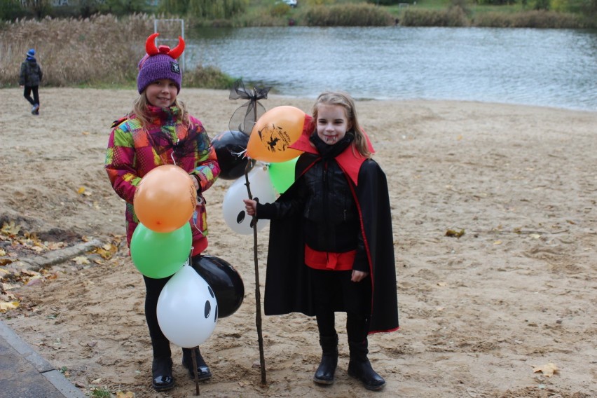 Gnieźnieńskie morsowanie w jez. Winiary z okazji Halloween