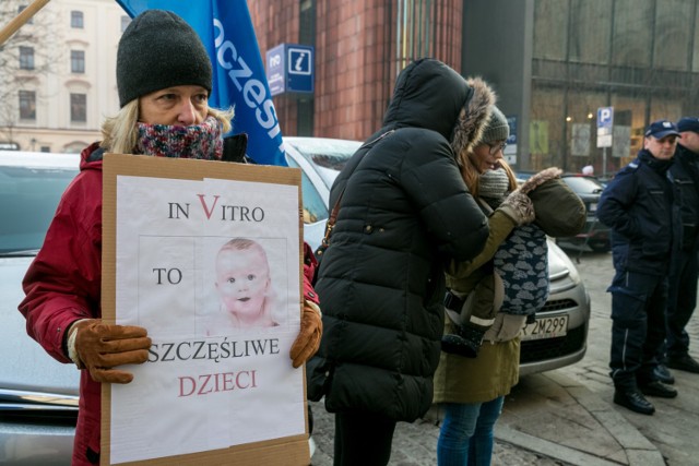 Zwolennicy dofinansowania zabiegów in vitro z budżetu miasta