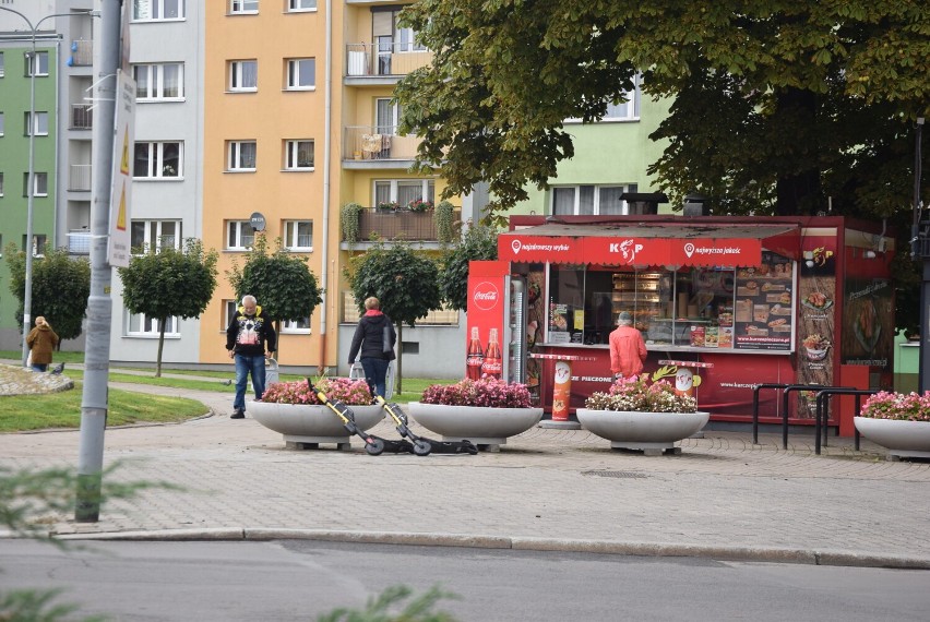 Tożsamość mężczyzny, który leżał na chodniku jest nieznana....