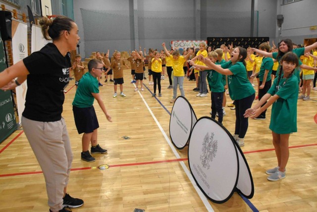 W hali sportowej Szkoły Podstawowej nr 1 w Gniewkowie odbyła się kolejna edycja turnieju prosportowego i proekologicznego zorganizowanego przez fundację "Ekoaktywni"