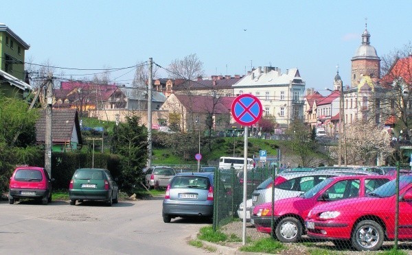 Przy ulicy Gwardyjskiej w Nowym Sączu mało kto zwraca uwagę na nowe znaki zakazujące zatrzymywania się i postoju