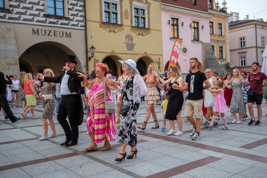 Upał nie odstraszył wielbicieli Letniej Potańcówki na Rynku w Tarnowie. Zabawa była pierwszorzędna 