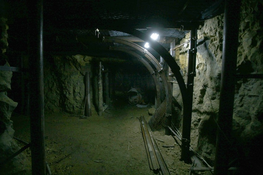 Podziemia pod Wzgórzem Zamkowym w Będzinie. Co kryją tajemnicze tunele? [ZDJĘCIA, FILM]