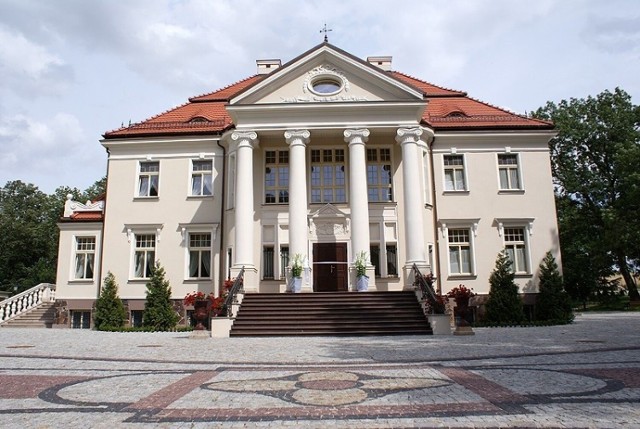 Zabytkowy pałac Chrystowskich w Tłokini Kościelnej pod Kaliszem odzyskał swój dawny blask. Liczący ponad sto lat gmach wraz z otaczającym go wiekowym parkiem przeszedł gruntowną rewitalizację. Od 21 lipca 2012 roku jego historia jest pisana na nowo. Dzisiaj mieści się w nim jedna z najlepszych restauracji i hotel.

Czytaj dalej i zobacz zdjęcia --->