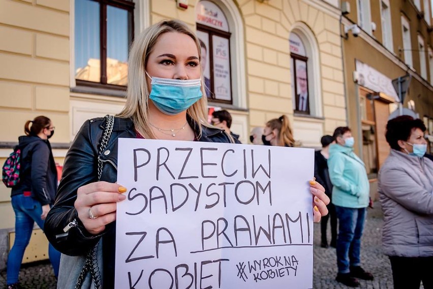 Wałbrzych: Protest przeciwko zaostrzeniu prawa aborcyjnego. Tłumy "spacerowały" po Rynku (ZDJĘCIA i FILM)