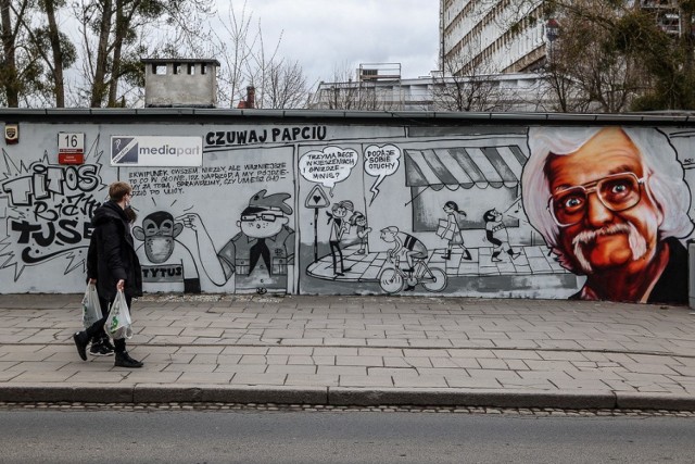 W Gdańsku powstał mural upamiętniający Papcia Chmiela i jego kultowy komiks. Zobacz zdjęcia >>>
