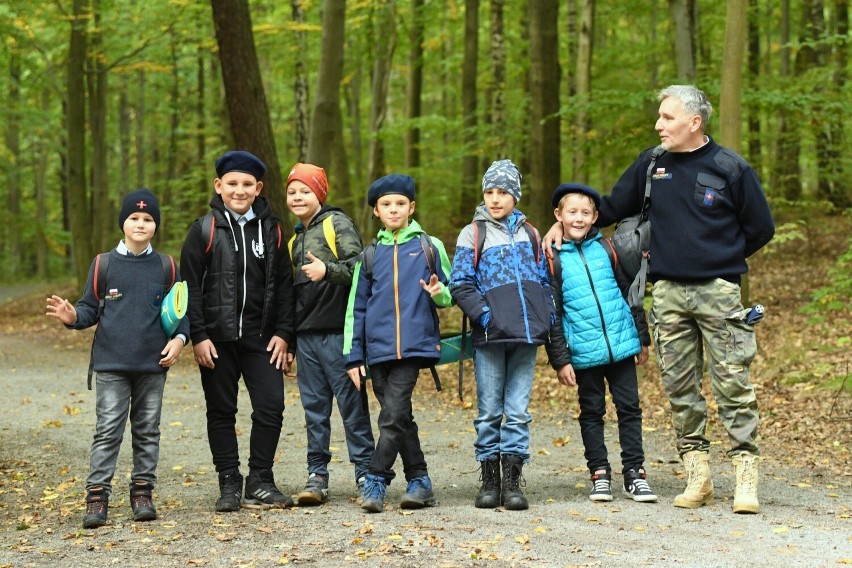 Gromada wilczków z Akelą- Ryszardem Skrabalakiem