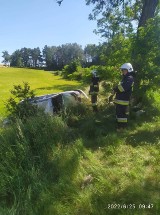 W Radoszkach w gminie Bartniczka samochód uderzył w drzewo. Lądował śmigłowiec LPR