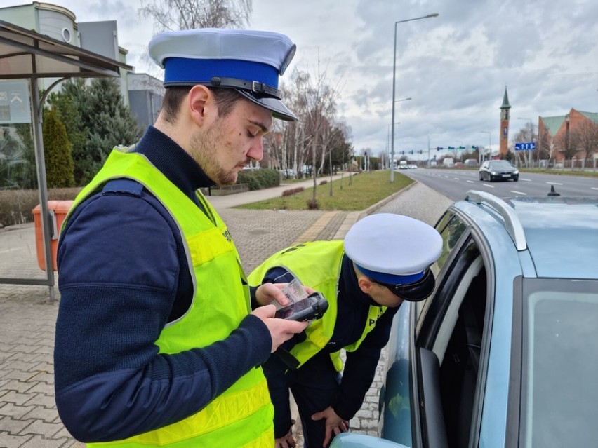 Policja wypatruje kierowców z komórkami. Znów kilku wpadło w Lesznie