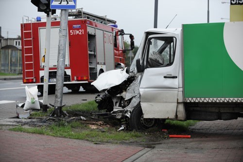 Bus uderzył w słup sygnalizacji świetlnej