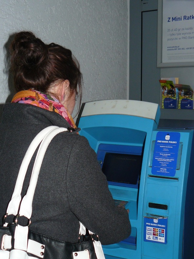 Nawet podczas wypłat z bankomatu trzeba być ostrożnym