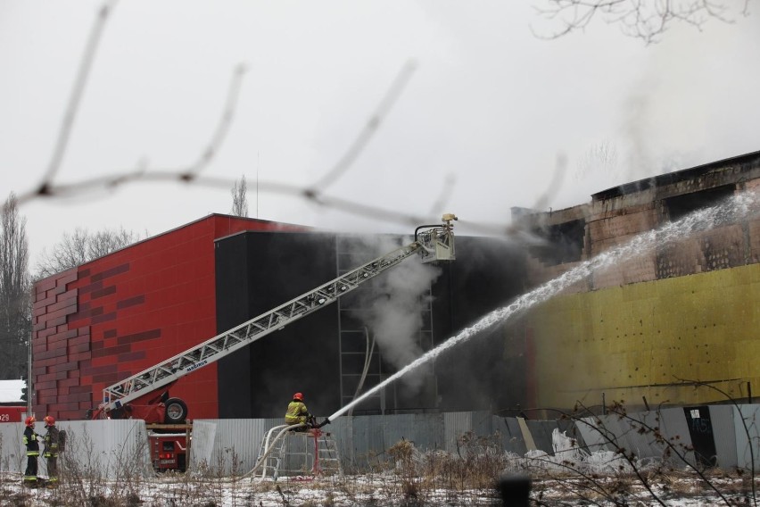 Strażacy zużyli do gaszenia pożaru 60 tys. m3 wody