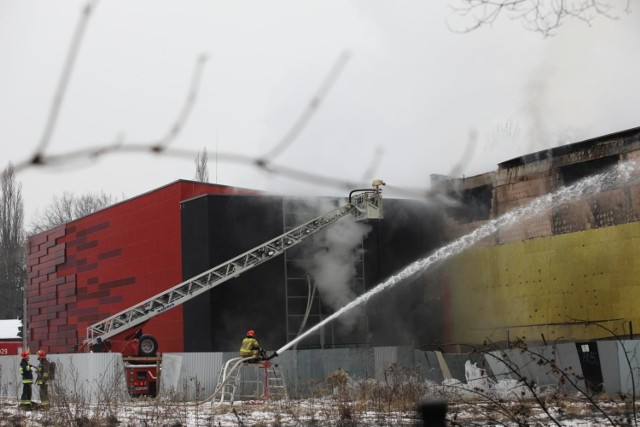 Strażacy zużyli do gaszenia pożaru 60 tys. m3 wody
