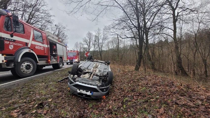 Samochód osobowy dachował po zderzeniu z busem w Kłódce pod...