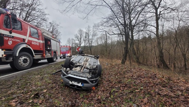 Samochód osobowy dachował po zderzeniu z busem w Kłódce pod Grudziądzem