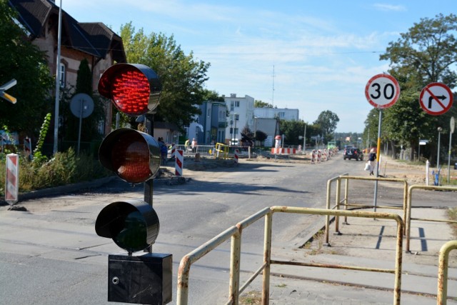 Tak wyglądają czteromiesięczne postępy prac na budowie sępoleńskiego ronda na skrzyżowaniu ulic Kościuszki, Popiełuszki i Odrodzenia.