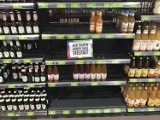 Supermarket pozbył się wszystkich zagranicznych produktów. Zobacz, co zostało! [ZDJĘCIA]