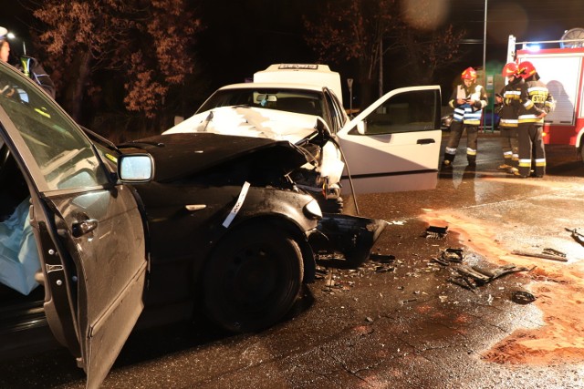Wypadek w Jastrzębiu! Cztery osoby ranne w czołowym zderzeniu samochodów bmw