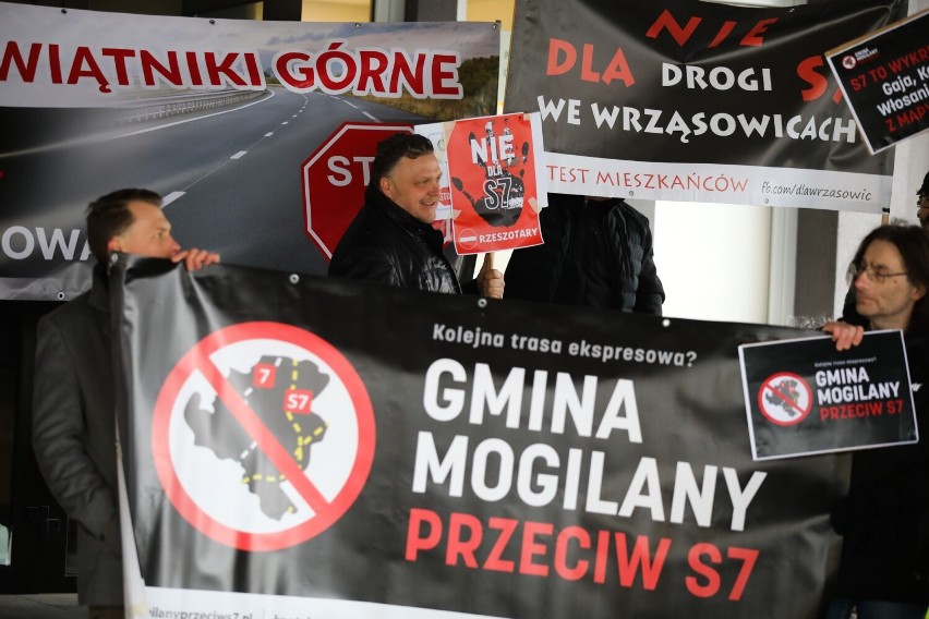 Protest przeciwko budowie S7 mieszkańców gmin Mogilany i...