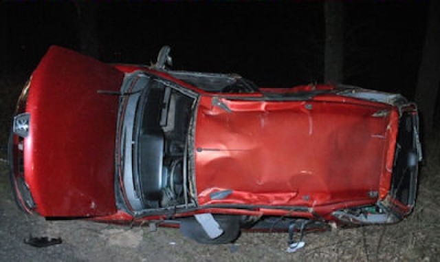 Wczoraj około godziny 17.40 na drodze krajowej nr 20 na wysokości miejscowości Kiczarowo  doszło do wypadku drogowego, podczas którego pojazd marki peugeot zjechał z drogi i dachował. W wyniku tego zdarzenia śmierć na miejscu poniosła 23 - letnia pasażerka tego pojazdu mieszkanka Choszczna.

Wypadek na trasie Gostomia - Dzikowo. Trzy osoby ranne [ZDJĘCIA]

Śmiertelny wypadek pod Kiczarowem [ZDJĘCIA]